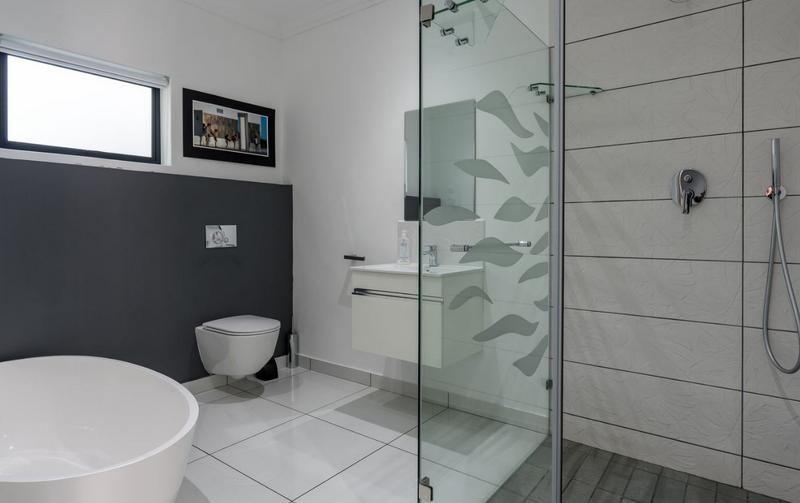 8 Bedroom Property for Sale in Somerset West Western Cape